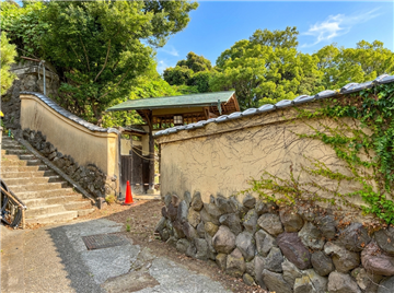 本地　南西側に既存の塀がございます