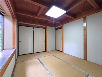 和室2の東側角より居室入口方向