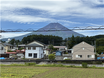 2階バルコニーから富士山を望みます。