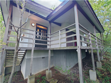建物外観を西側より