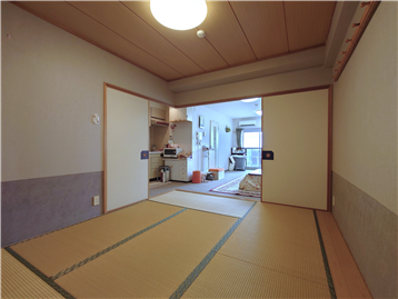和室の西側角よりLDK方向