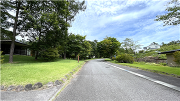 前面道路(北東方向を撮影)