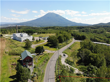 前面道路上空から羊蹄山を撮影(南東方向)