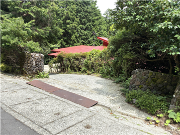 南西側接道からの敷地アプローチ