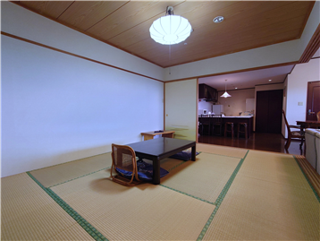 和室の南側角よりキッチン方向