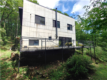 建物外観を敷地内西側より