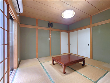 和室の南側角より居室入口方向