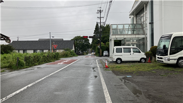 南東側接道(西方向を撮影)