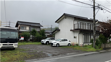 南東側接道越しに敷地北東方向を撮影(古家付)