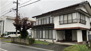 南東側接道越しに敷地北西方向を撮影(古家付)