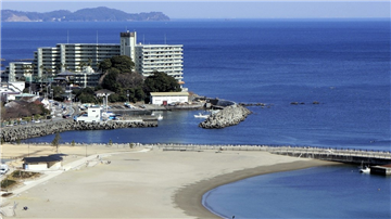 マンション外観/手前は「長浜海水浴場」