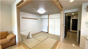 和室（リビングダイニングキッチンより撮影）