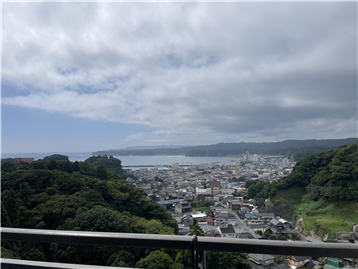 バルコニーから勝浦湾を望みます。/西方向を撮影