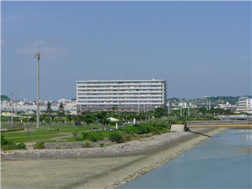 海沿いに立つ外観遠景と海岸の公園(南浜公園 約1.0km)