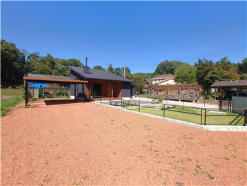 敷地内南側より建物方向