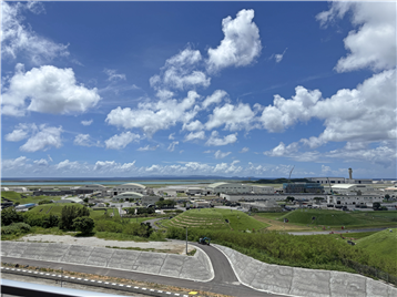 バルコニーから慶良間諸島を望む