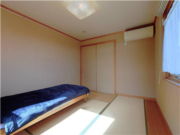 和室の東側角より居室入口方向