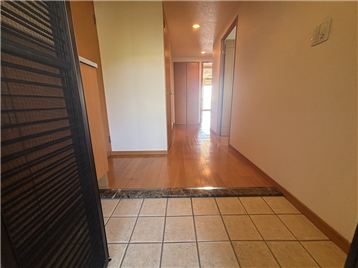 入り口より玄関・廊下を撮影