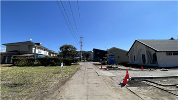 南西側接道(東方向を撮影)