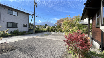 敷地内より浅間山を望む
