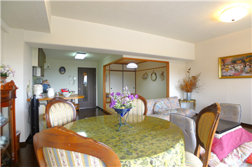 バルコニー側から見たリビングと和室