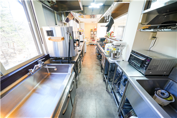 調理スペースは業務用キッチン設置