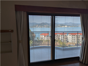 リビング窓越しに見る猪鼻湖の眺め