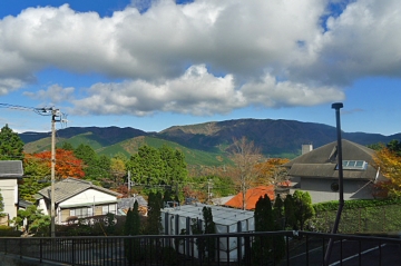 エントランス前駐車場から見る明神ヶ岳の眺望