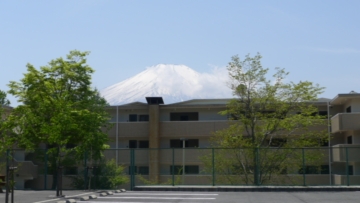 本マンション越しの富士山
