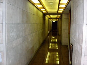 重厚感あふれる石仕様の廊下
