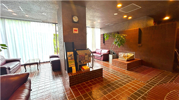 ≪エントランスロビー／北側より撮影≫