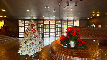 ≪エントランスロビー／北西から入口を撮影≫