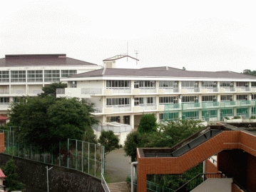 隣接の小学校
