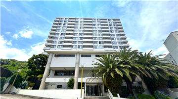 マンション外観（エントランス側）