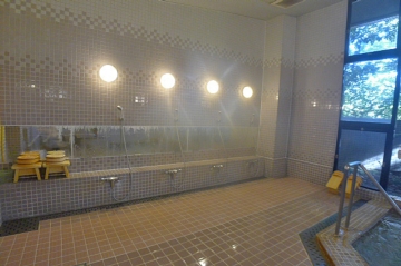共同浴場（女性用）シャワーブース（北西側から撮影）
