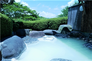 箱根外輪山を眺めてリフレッシュできる露天風呂（女性用）