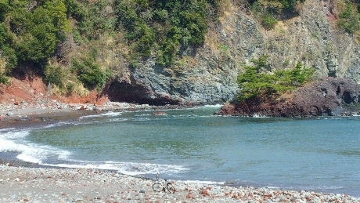 ≪岩海水浴場（車約７分、約２．３ｋｍ）≫