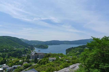 マンション敷地横にある眺望スポットから見る芦ノ湖と箱根外輪山