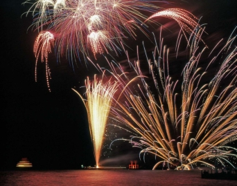 毎年恒例の芦ノ湖夏祭り：湖上祭の花火はダイナミックで幻想的