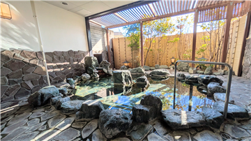 庭園風岩風呂（露天）