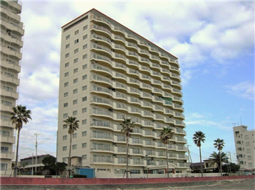 前原海岸側から見たマンション外観