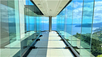 ガラス張りの共用廊下