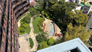 温泉プールと庭園