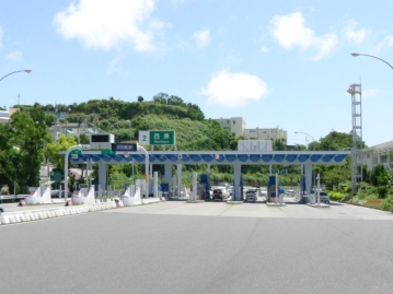 沖縄自動車道西原ＩＣまで車で９分（約６ｋｍ）
