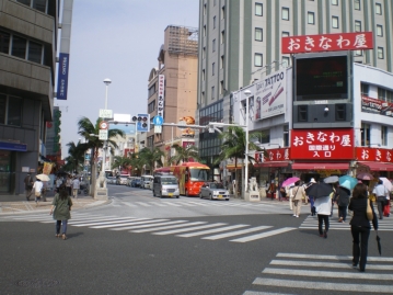観光客で賑わう国際通り　車２分（約１ｋｍ)