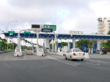 沖縄自動車道那覇ＩＣ　車１１分（約６ｋｍ)　