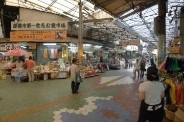 牧志公設市場まで徒歩１８分（約１．４ｋｍ）