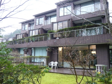 南東側から見る建物外観