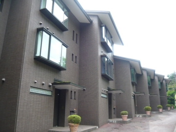 各住戸の玄関側（西方向より撮影）