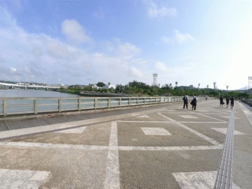「壷川」駅前より国場川を渡れば奥武山公園（おうのやまこうえん）近し！